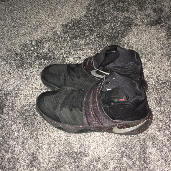 Kyries - Picture 2 of 3